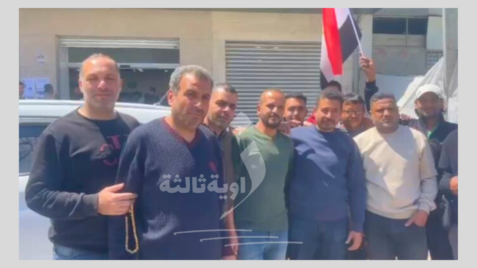 صورة خاصة بـ"زاوية ثالثة"، تُظهر الشاعر المصري محمد سعد نصر العزب، إلى جانب عدد من المصريين العالقين في غزة